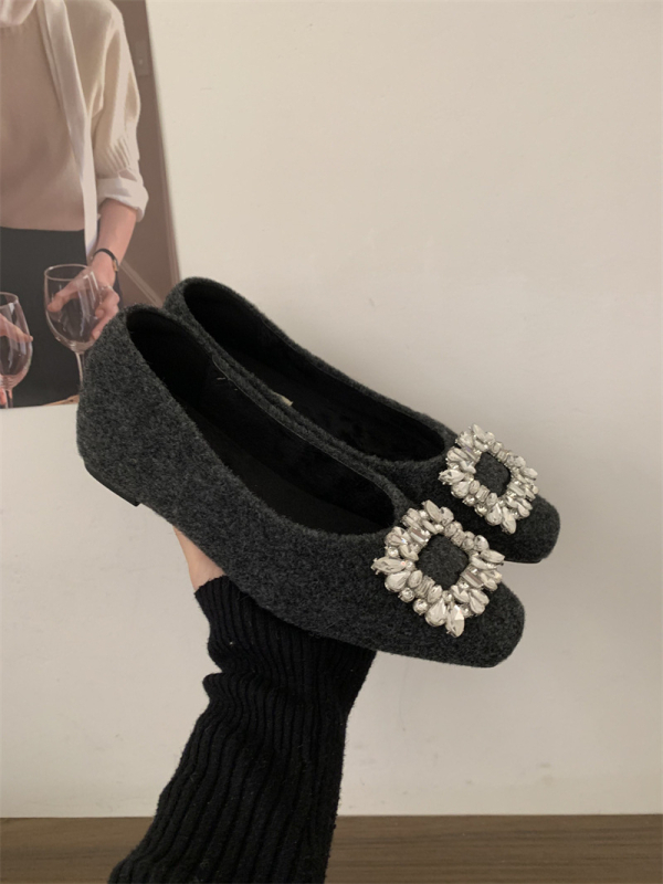 Mary Jane cipele s unutarnjim povećanjem visine od 4 cm, kristalni kvadratni kopča, krznena podstava, gornji materijal od mikrovlakana, srednja visina pete 3-5 cm, slip-on