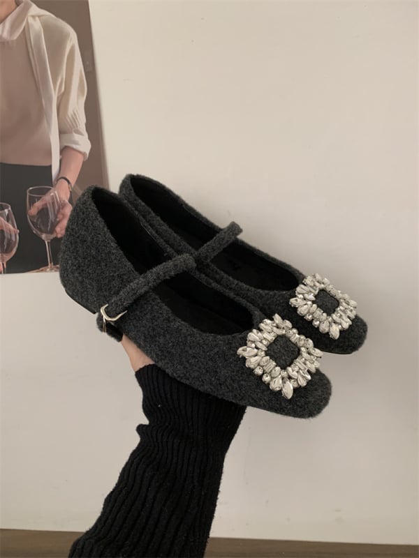 Mary Jane cipele s unutarnjim povećanjem visine od 4 cm, kristalni kvadratni kopča, krznena podstava, gornji materijal od mikrovlakana, srednja visina pete 3-5 cm, slip-on