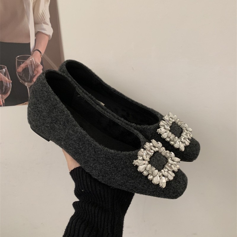 Mary Jane cipele s unutarnjim povećanjem visine od 4 cm, kristalni kvadratni kopča, krznena podstava, gornji materijal od mikrovlakana, srednja visina pete 3-5 cm, slip-on