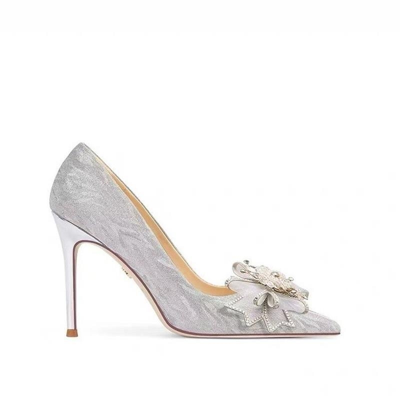 Ženske visoke potpetice: satenski gornji dio, šiljasti nos, rhinestones ukrasi, tanak pet 6–8 cm, gumeni potplat