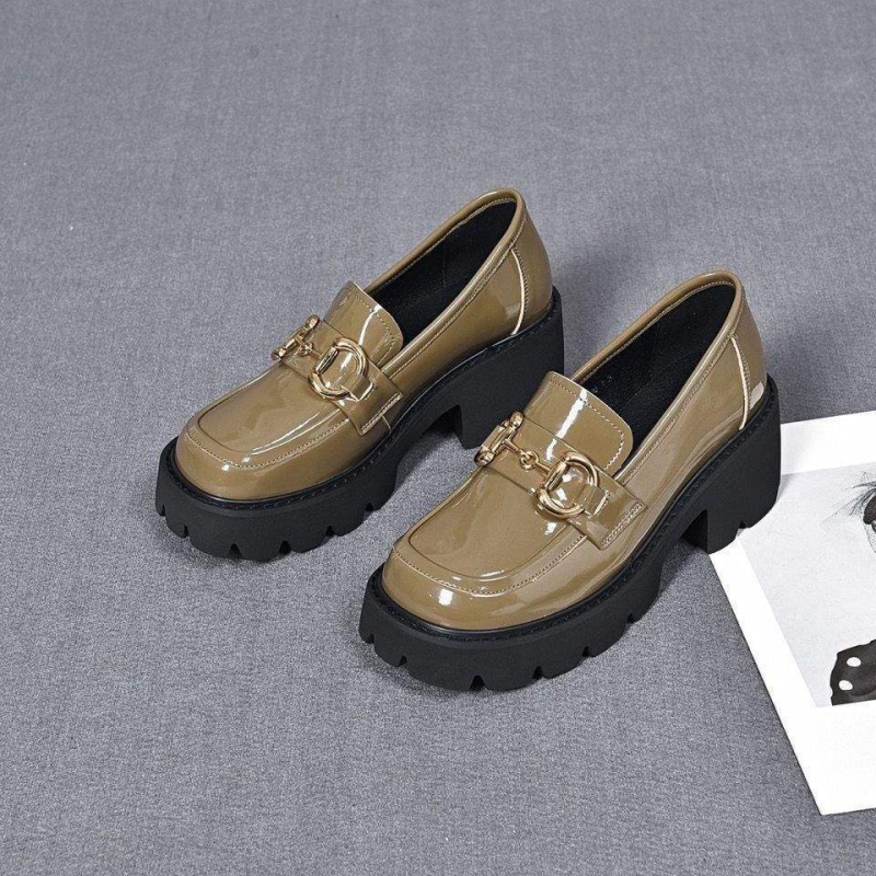 Loaferek, koreai stílusú retro fazon kapcsos záróval; PU felsőrész; 6–8 cm-es sarok; habos gumitalp