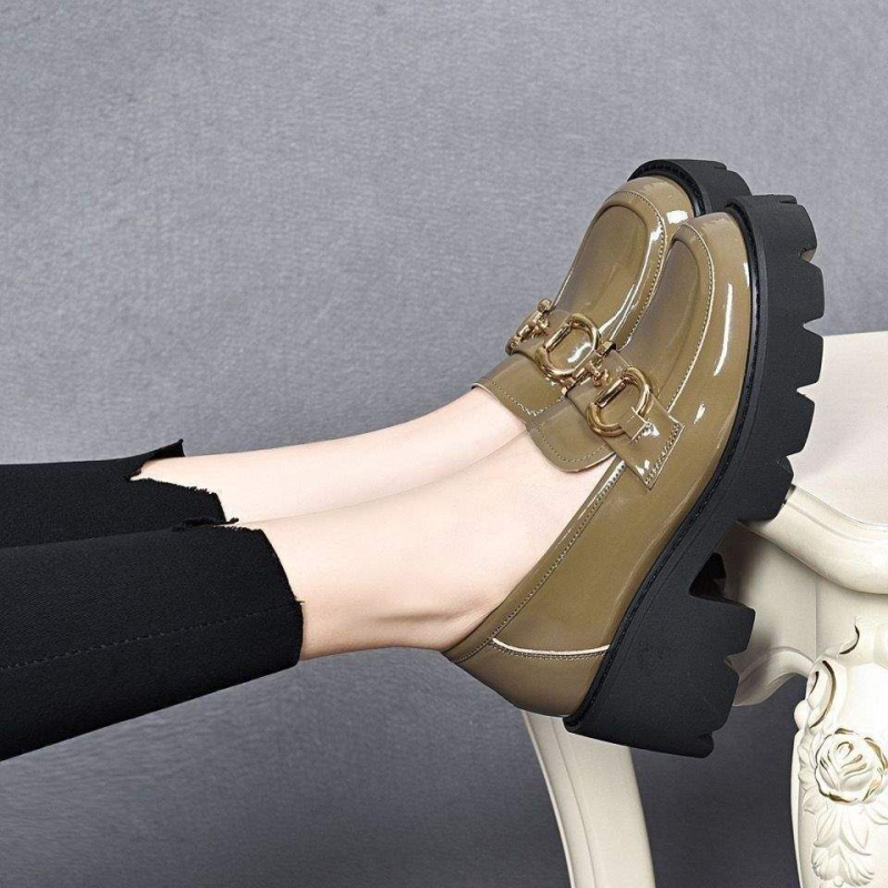 Loaferek, koreai stílusú retro fazon kapcsos záróval; PU felsőrész; 6–8 cm-es sarok; habos gumitalp