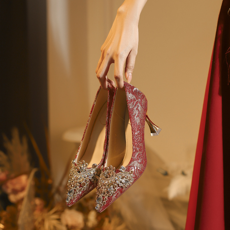 Pantofi de mireasă pentru femei, vârf ascuțit, toc înalt 6–8 cm, partea superioară Xiuhe, branț PU, talpă din cauciuc