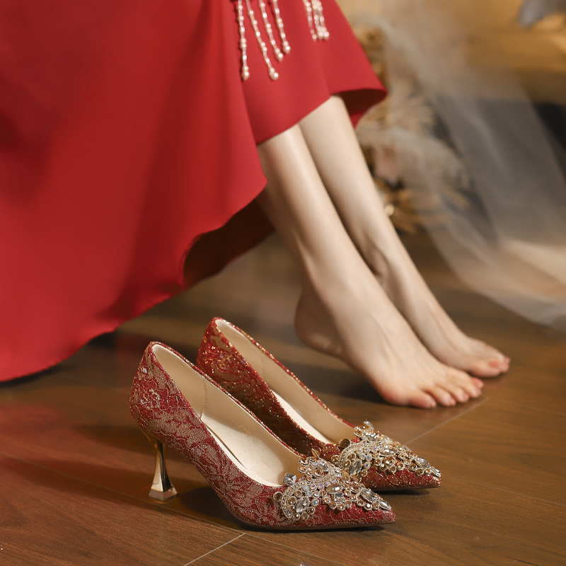 Pantofi de mireasă pentru femei, vârf ascuțit, toc înalt 6–8 cm, partea superioară Xiuhe, branț PU, talpă din cauciuc