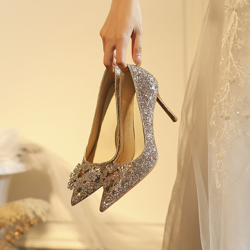 Pantofi de banchet pentru mireasă, vârf ascuțit, partea superioară cu glitter, design simplu cu deschidere redusă, toc 6–8 cm