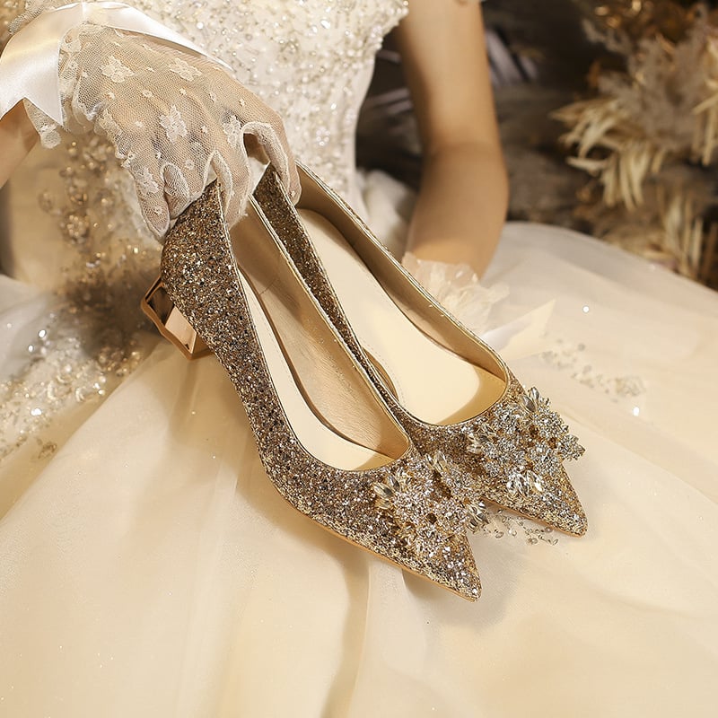 Pantofi de banchet pentru mireasă, vârf ascuțit, partea superioară cu glitter, design simplu cu deschidere redusă, toc 6–8 cm