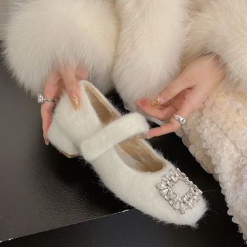 Dámske Mary Jane topánky s okrúhlym nosom, nubuk vrchnok, hrubý podpätok, výška podpätku 3-6 cm, zapínanie na suchý zips