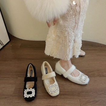 Dámske Mary Jane topánky s okrúhlym nosom, nubuk vrchnok, hrubý podpätok, výška podpätku 3-6 cm, zapínanie na suchý zips