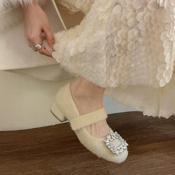 Dámske Mary Jane topánky s okrúhlym nosom, nubuk vrchnok, hrubý podpätok, výška podpätku 3-6 cm, zapínanie na suchý zips