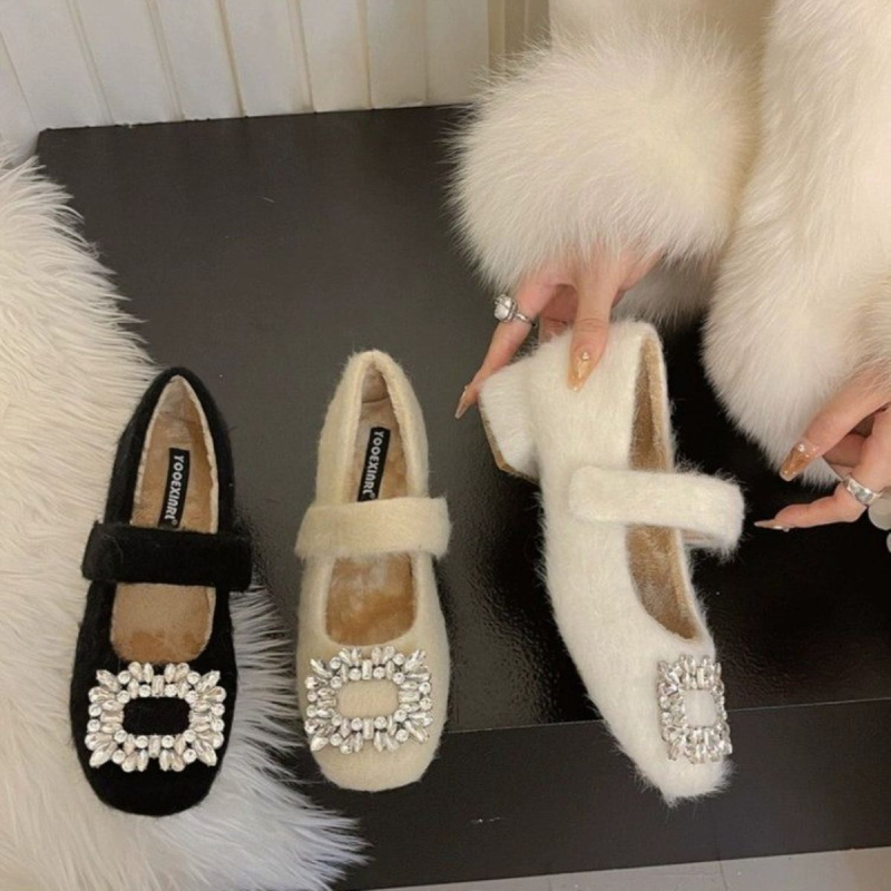 Dámske Mary Jane topánky s okrúhlym nosom, nubuk vrchnok, hrubý podpätok, výška podpätku 3-6 cm, zapínanie na suchý zips