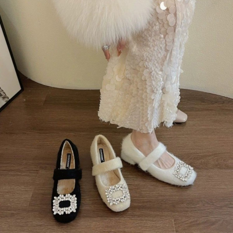 Dámske Mary Jane topánky s okrúhlym nosom, nubuk vrchnok, hrubý podpätok, výška podpätku 3-6 cm, zapínanie na suchý zips