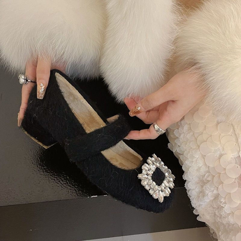 Dámske Mary Jane topánky s okrúhlym nosom, nubuk vrchnok, hrubý podpätok, výška podpätku 3-6 cm, zapínanie na suchý zips