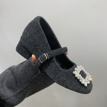 Mary Jane balerinke s kvadratnim vrhom i kristalima, niski pet do 3 cm, gornji dio od umjetnog pliša, podstava od sintetičkih materijala, gumena potplat, zatvaranje jednim kopčanjem