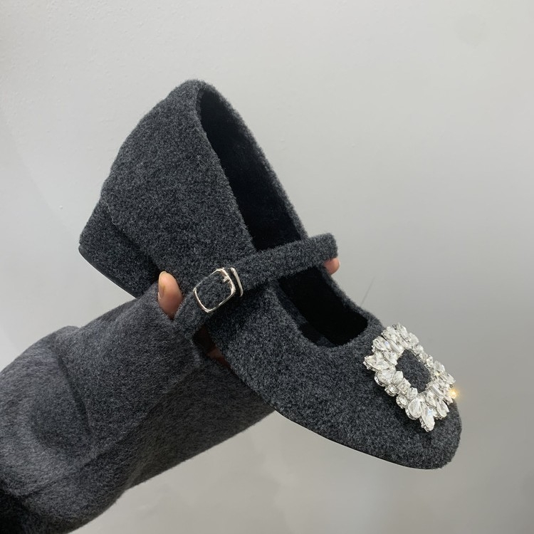 Mary Jane balerinke s kvadratnim vrhom i kristalima, niski pet do 3 cm, gornji dio od umjetnog pliša, podstava od sintetičkih materijala, gumena potplat, zatvaranje jednim kopčanjem