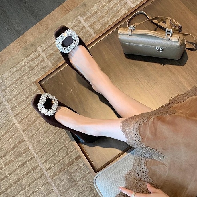 Ženske balerinke s niskom petom i kvadratnom kopčom od baršuna | prst: kvadratičan; visina potpetice: 3–6 cm; unutarnji materijal: janjeća koža; ulošak: prirodna koža; gaz: guma