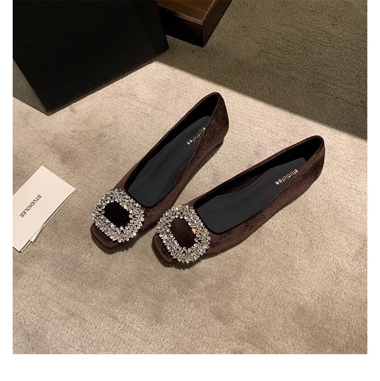 Ženske balerinke s niskom petom i kvadratnom kopčom od baršuna | prst: kvadratičan; visina potpetice: 3–6 cm; unutarnji materijal: janjeća koža; ulošak: prirodna koža; gaz: guma