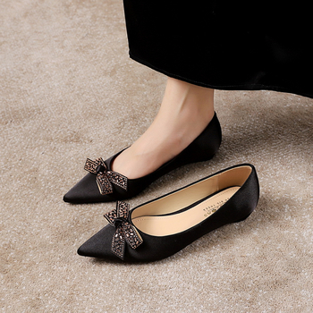 Ženske banketne balerinke s uskim nosom, satenskim gornjim dijelom, mašnicom s kristalima, niski potpeticama