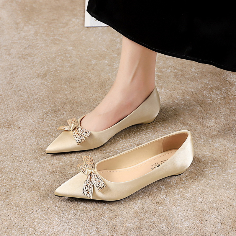Ženske banketne balerinke s uskim nosom, satenskim gornjim dijelom, mašnicom s kristalima, niski potpeticama