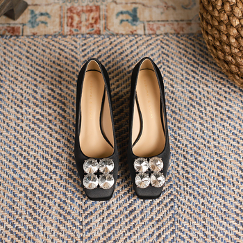 Παπούτσια με τακούνι, κορεατικού στυλ, τετράγωνη μύτη, σατέν επάνω μέρος, μεσαίο ύψος τακουνιού 3–6 εκ., σόλα από καουτσούκ, εσωτερική επένδυση από γούνα προβάτου