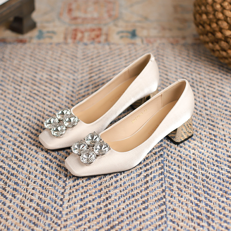 Παπούτσια με τακούνι, κορεατικού στυλ, τετράγωνη μύτη, σατέν επάνω μέρος, μεσαίο ύψος τακουνιού 3–6 εκ., σόλα από καουτσούκ, εσωτερική επένδυση από γούνα προβάτου