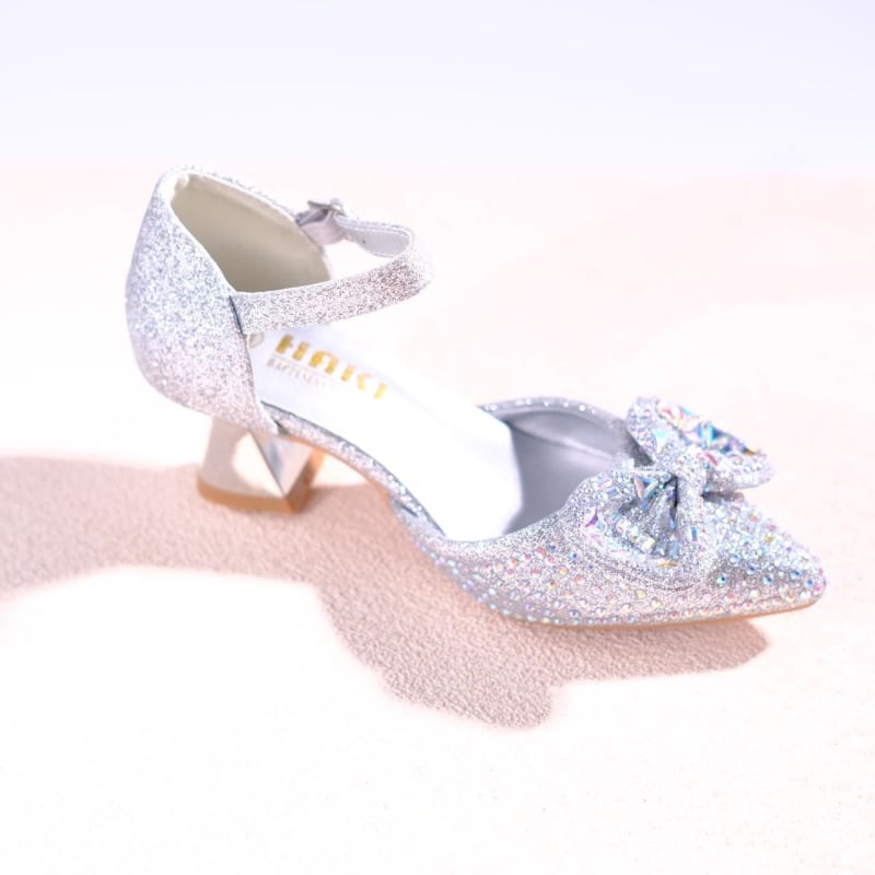 Mergaitėms aukštakulniai bateliai su elastine juostele, kaspinu ir kristalais — PU viršus, PU vidpadis, PVC padas, HAKI prekės ženklas, 2025 metų vasaros leidimas