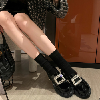 Loafers din piele de vacă, cataramă cu cristale pătrate, vârf rotund, toc mediu 3-5 cm, talpă din cauciuc