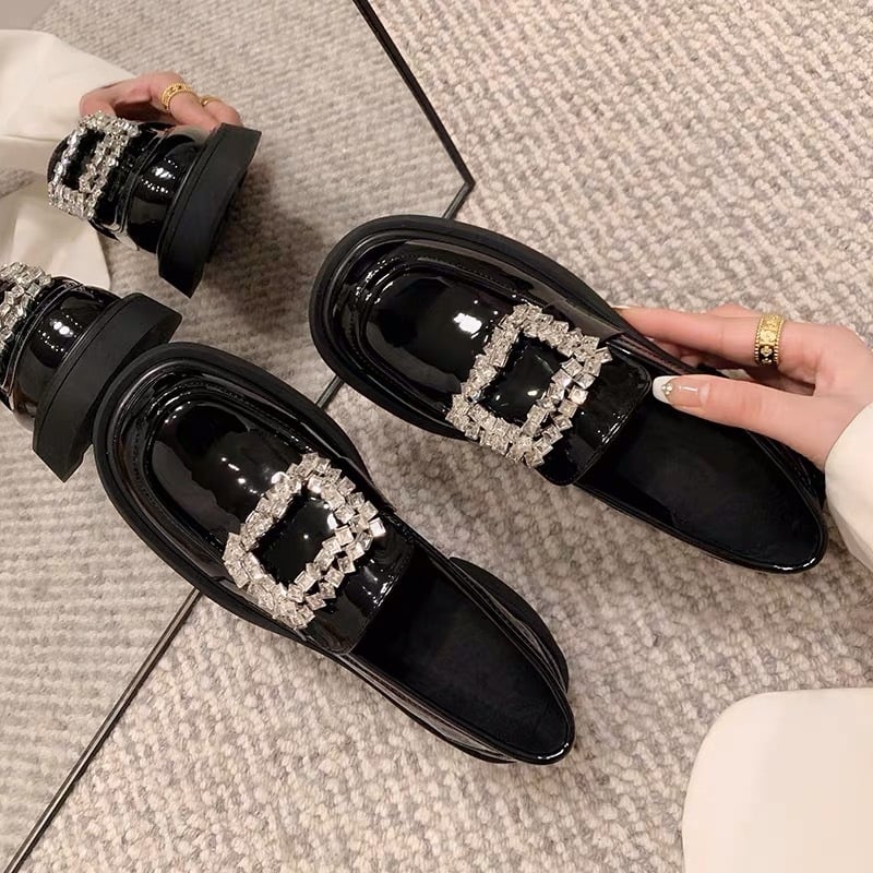 Loafers din piele de vacă, cataramă cu cristale pătrate, vârf rotund, toc mediu 3-5 cm, talpă din cauciuc