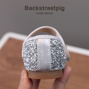 Mergaitėms bateliai: viršutinė dalis mikrofibra, vidinis audinys – kiaulidė oda, įdėklas iš ultrafinės odos, Velcro užsegimas, Chanel įkvėptas dizainas