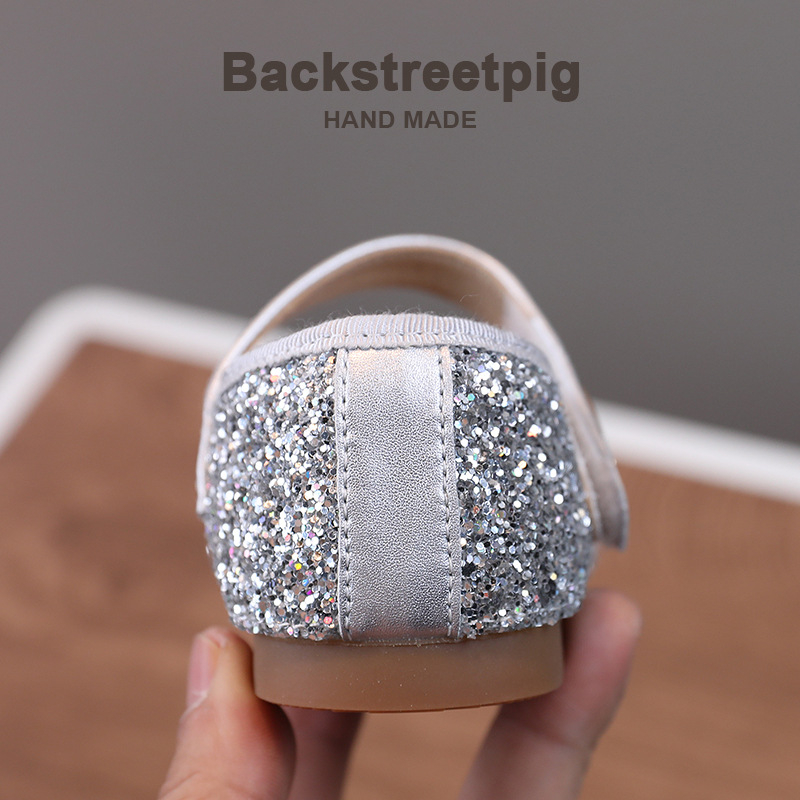 Mergaitėms bateliai: viršutinė dalis mikrofibra, vidinis audinys – kiaulidė oda, įdėklas iš ultrafinės odos, Velcro užsegimas, Chanel įkvėptas dizainas