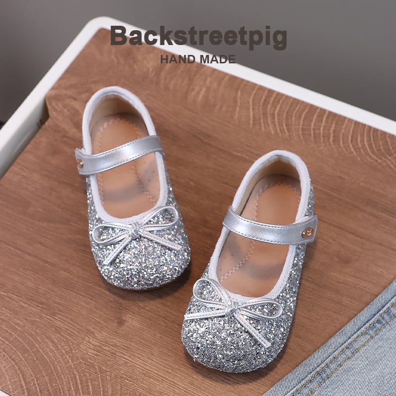 Mergaitėms bateliai: viršutinė dalis mikrofibra, vidinis audinys – kiaulidė oda, įdėklas iš ultrafinės odos, Velcro užsegimas, Chanel įkvėptas dizainas