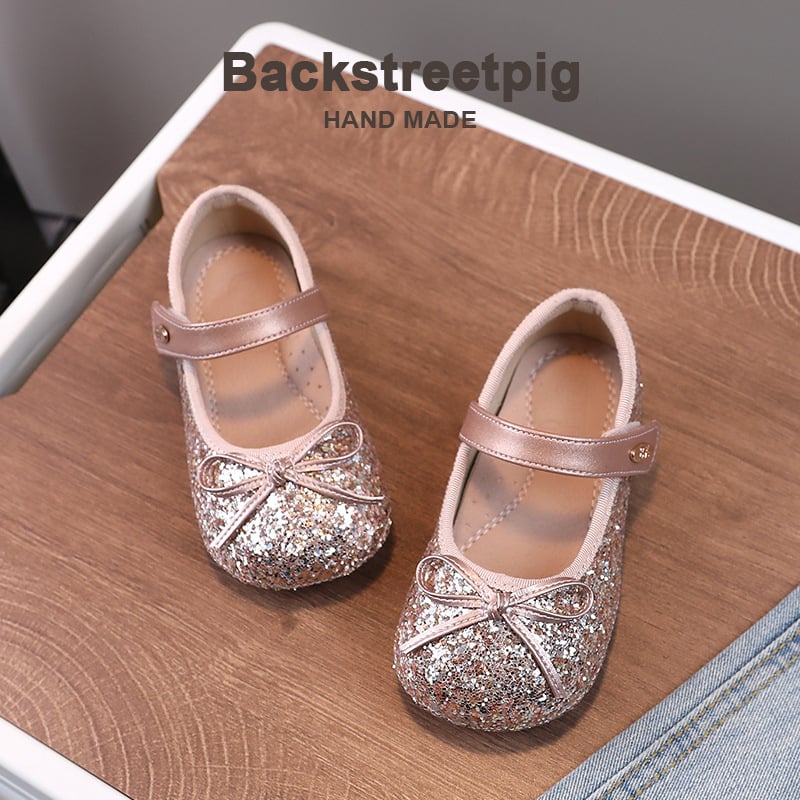 Mergaitėms bateliai: viršutinė dalis mikrofibra, vidinis audinys – kiaulidė oda, įdėklas iš ultrafinės odos, Velcro užsegimas, Chanel įkvėptas dizainas