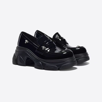 Loafers od kože, okrugli vrh, debeli 6–8 cm peta, gumena potplata