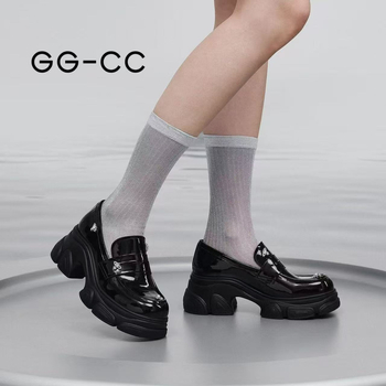 Loafers od kože, okrugli vrh, debeli 6–8 cm peta, gumena potplata