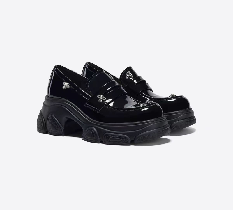 Loafers od kože, okrugli vrh, debeli 6–8 cm peta, gumena potplata