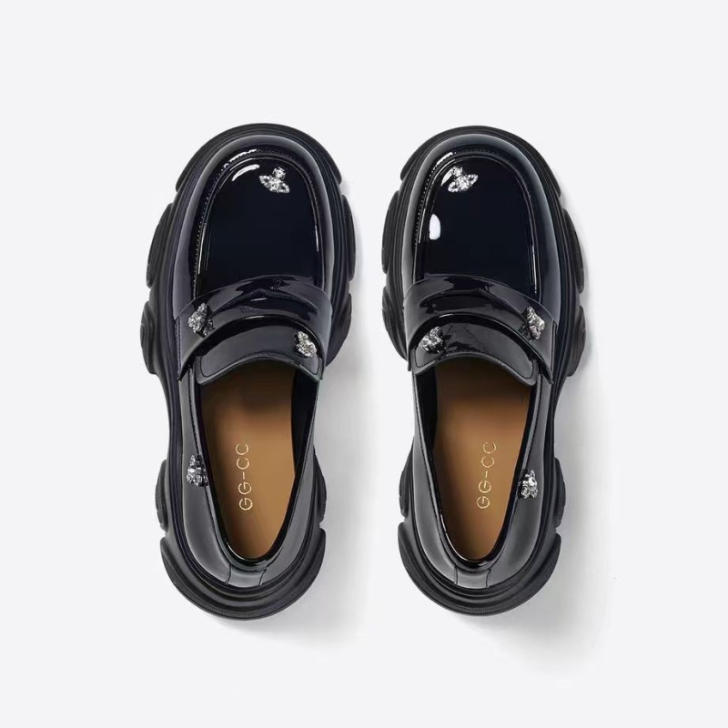 Loafers od kože, okrugli vrh, debeli 6–8 cm peta, gumena potplata