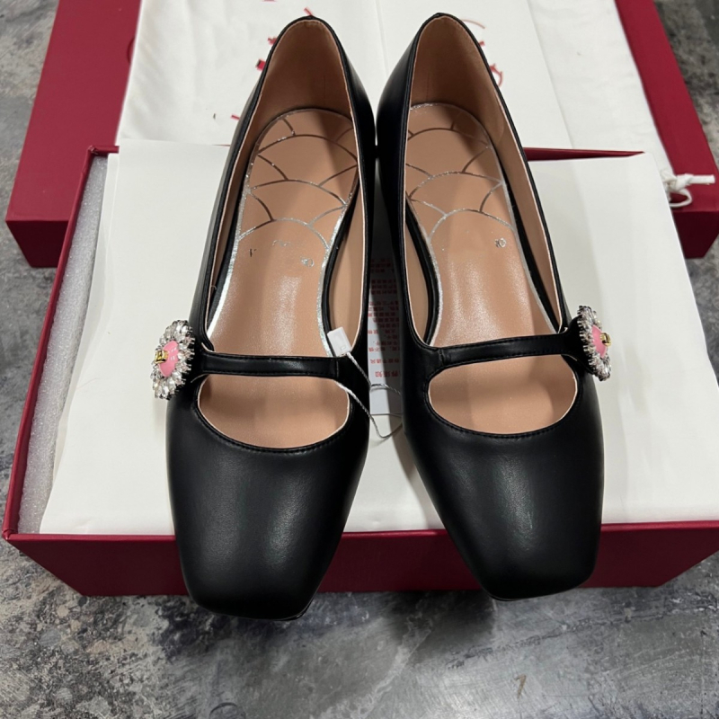 Mary Jane balerinke s kvadratnim nosom, gornji dio od kože krava, niski pet 1–3 cm, kožna potplata, uložak od ovčje kože