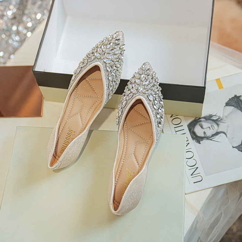 Ženske ravne cipele s oštrim vrhom, satenski gornji dio, niska peta 1–3 cm, gumeni potplat, unutarnja uložak od umjetne kože (Nos: oštar; Gornji: satenski; Visina pete: 1–3 cm; Potplat: gumeni; Uložak: umjetna koža)