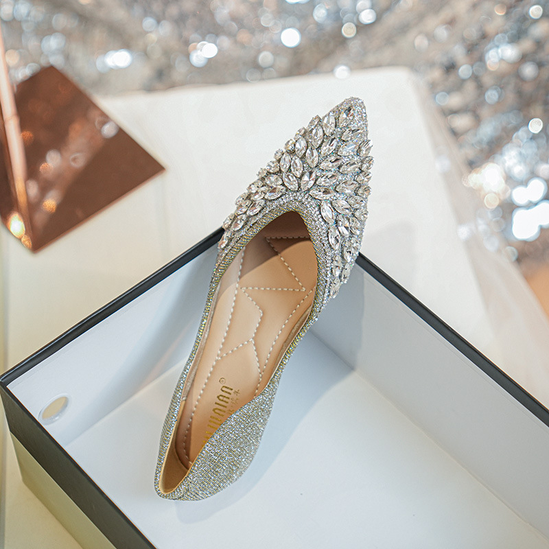 Ženske ravne cipele s oštrim vrhom, satenski gornji dio, niska peta 1–3 cm, gumeni potplat, unutarnja uložak od umjetne kože (Nos: oštar; Gornji: satenski; Visina pete: 1–3 cm; Potplat: gumeni; Uložak: umjetna koža)