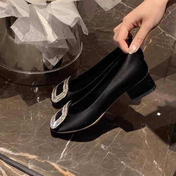 Mary Jane cipők satin felsőrésszel, négyzetes orrú, középtok 3-6 cm, bélés juhbőr