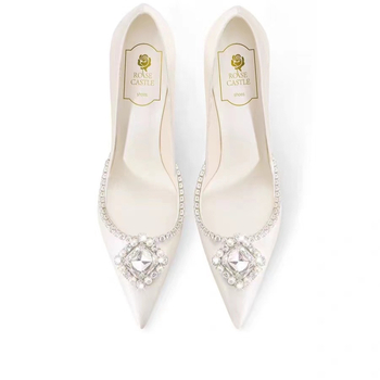 Női magas sarkú cipő - hegyes orr, szatén felsőrész, stiletto sarkú, sarokmagasság 6-8 cm, mikroszálas bélés.