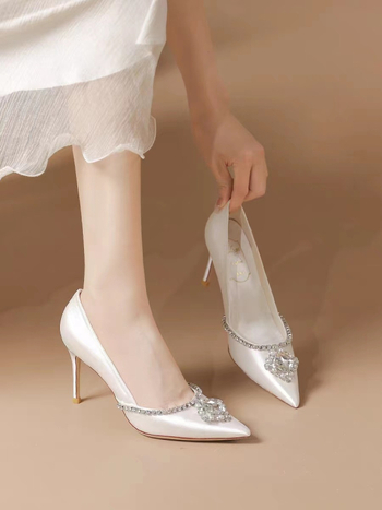 Női magas sarkú cipő - hegyes orr, szatén felsőrész, stiletto sarkú, sarokmagasság 6-8 cm, mikroszálas bélés.