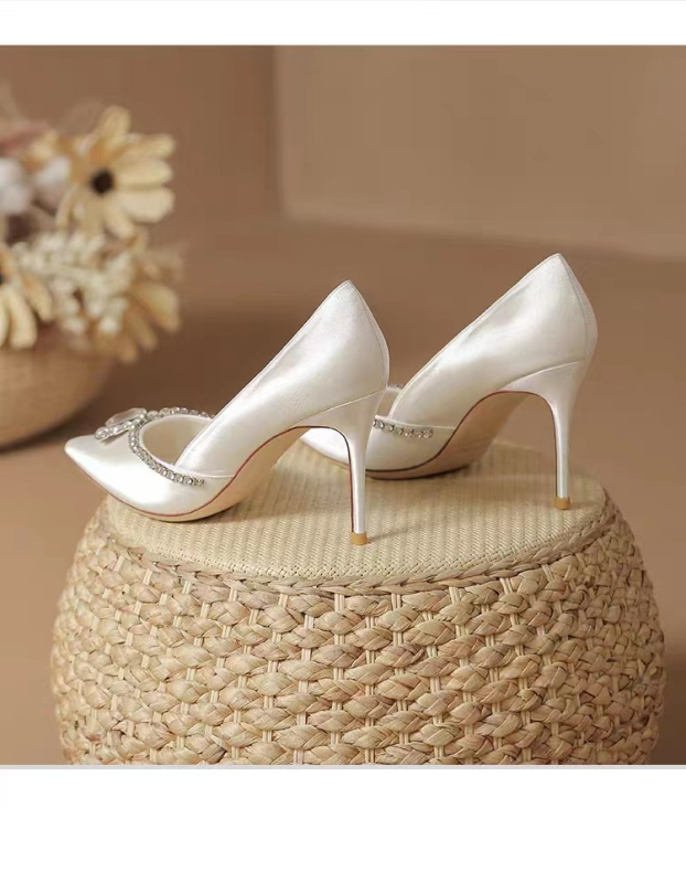 Női magas sarkú cipő - hegyes orr, szatén felsőrész, stiletto sarkú, sarokmagasság 6-8 cm, mikroszálas bélés.