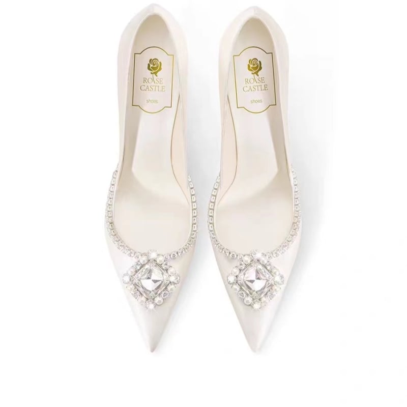 Női magas sarkú cipő - hegyes orr, szatén felsőrész, stiletto sarkú, sarokmagasság 6-8 cm, mikroszálas bélés.