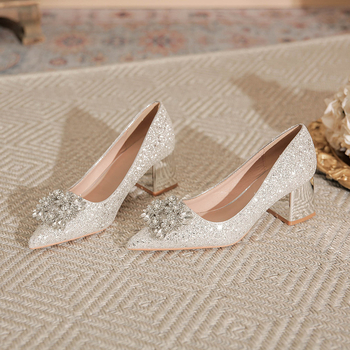 X201-A5 Tömör sarkú cipő köves és flitteres díszítéssel, esküvőre/banketre, kényelmes és lélegző, hegyes orr (Pointed Toe; Glitter sequins vamp; Mid-height chunky heel 3-5 cm; Rubber sole)