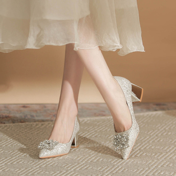 X201-A5 Tömör sarkú cipő köves és flitteres díszítéssel, esküvőre/banketre, kényelmes és lélegző, hegyes orr (Pointed Toe; Glitter sequins vamp; Mid-height chunky heel 3-5 cm; Rubber sole)