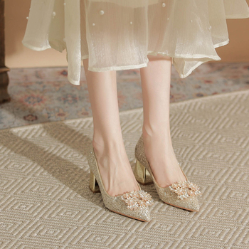 X201-A5 Tömör sarkú cipő köves és flitteres díszítéssel, esküvőre/banketre, kényelmes és lélegző, hegyes orr (Pointed Toe; Glitter sequins vamp; Mid-height chunky heel 3-5 cm; Rubber sole)