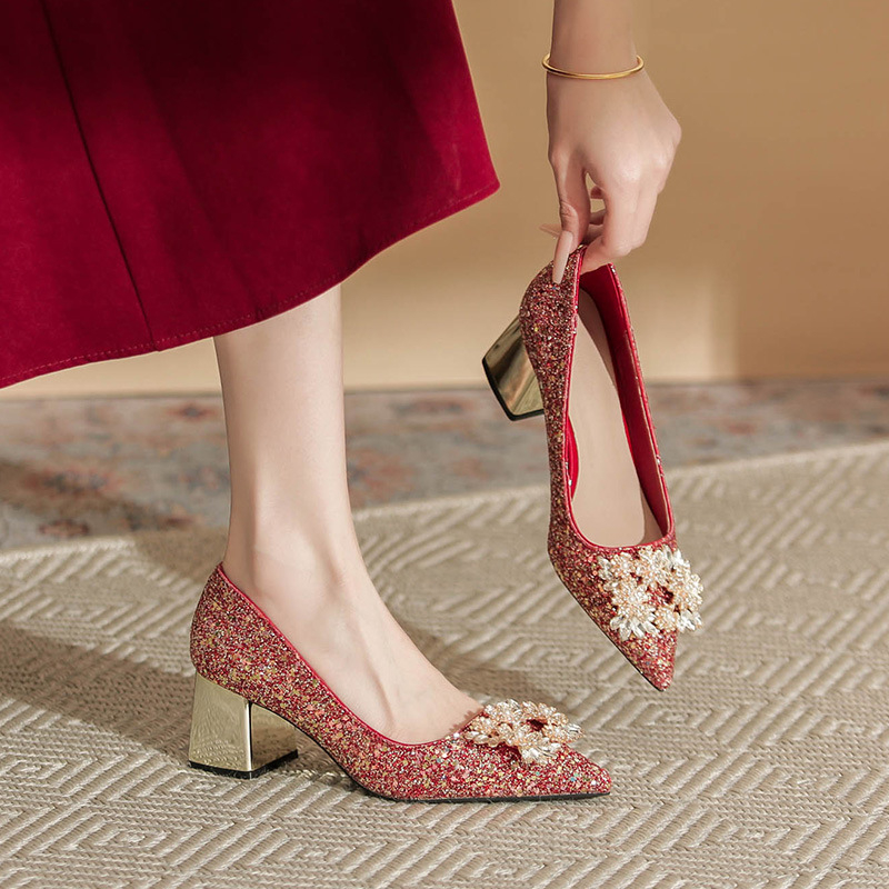 X201-A5 Tömör sarkú cipő köves és flitteres díszítéssel, esküvőre/banketre, kényelmes és lélegző, hegyes orr (Pointed Toe; Glitter sequins vamp; Mid-height chunky heel 3-5 cm; Rubber sole)