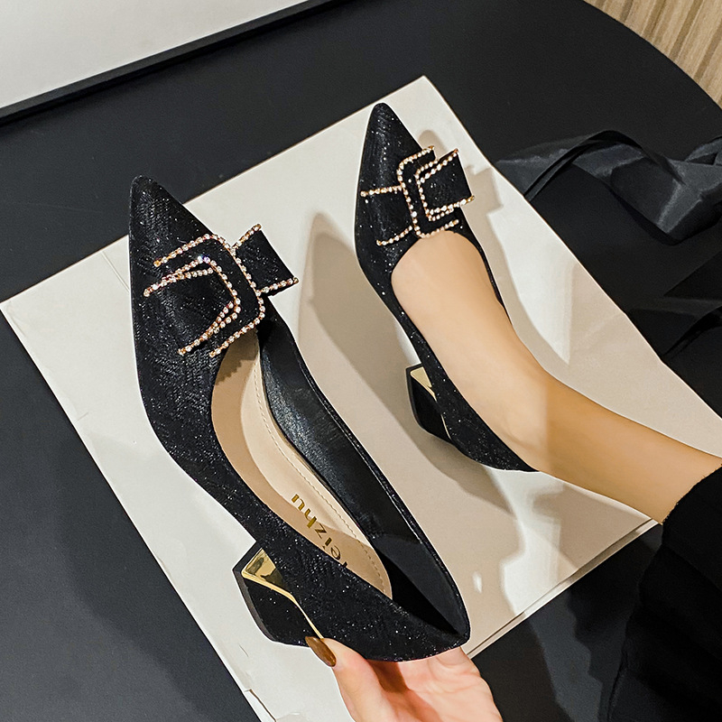 Ženske cipele s uskim vrhom, vamp od mikrovlakana, srednja visina potpetice 3–5 cm, široki blok potpetice, niski gornji dio (Pointed Toe; Microfiber Vamp; Mid-Heel 3–5 cm; Chunky Heel; Low-Top)