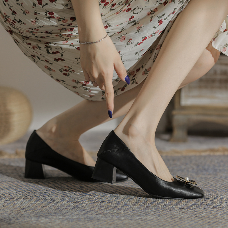 Pantofi dama cu toc înalt cu vârf pătrat, toc mediu 3–5 cm, partea superioară din piele de vită, toc gros, talpă din cauciuc