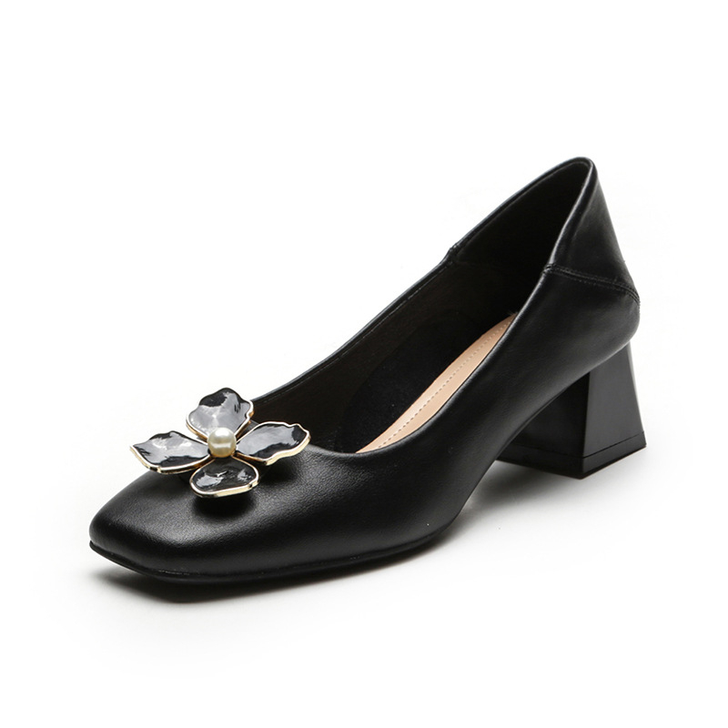 Pantofi dama cu toc înalt cu vârf pătrat, toc mediu 3–5 cm, partea superioară din piele de vită, toc gros, talpă din cauciuc